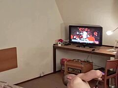 Bisek bawi się solo w amatorskim filmie późno w nocy