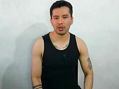 Jovencito twink de 21años le da sexo oral a la polla enorme gruesa del tío de su mejor amiga se come su leche