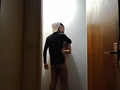 amigos se pegam no corredor após o treino da academia