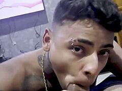 Mamando o pauzão do amigo dotado com tesão