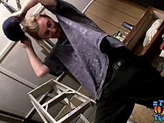 Hubený Kenneth Slayer si hraje se svou lepkavou šťávou