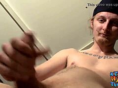 Hubený Kenneth Slayer si hraje se svou lepkavou šťávou