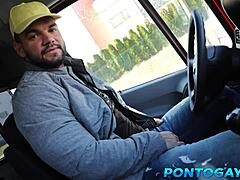 pagando a carona com uma mamada gostosa na piroca. jovem amador curte ação!