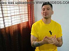 Фотограф раздевает студента в ночной игре! Следует сырой верга-трах!