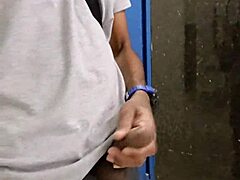 cheio de tesão no banheiro público, cara. quem quer pegar esse pauzão comigo agora?