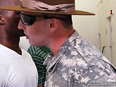 Uniformovaná skupina dominuje tvrdým bušením – ano, seržant!