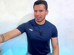 cuban stud with 25cm lets foot masseur suck him off till he bursts! 😲