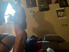 Ohnutý, beru tvrdý kyj svého milence hluboko