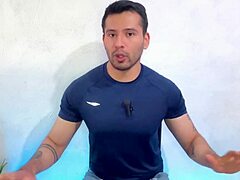 cuban stud with 25cm lets foot masseur suck him off till he bursts! 😲