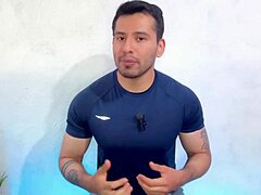 cuban stud with 25cm lets foot masseur suck him off till he bursts! 😲