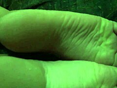 アマツインクが足裏崇拝、激しいフェティシプレイ