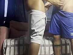 Dos chicos en follada interracial caliente chupando y follando