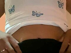 Samotný chlap se oddává intenzivnímu sebeuspokojení s živými tahy a sténáním