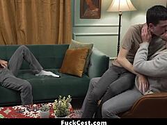 İki Erkek ve Delikanlılar Ham Derin Ağız Aksiyonuyla Filtresiz Yakınlık