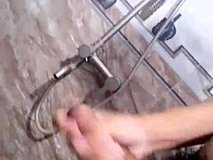 Poglej, kako sesem kurca v prhi!