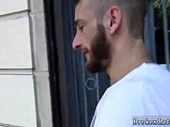 Hommes latinos nus essaient fellation gay et sexe pour la première fois