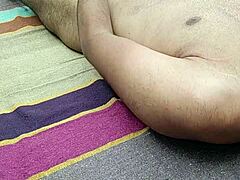 Indijski desi ravni drka z dvema rokama na prostem