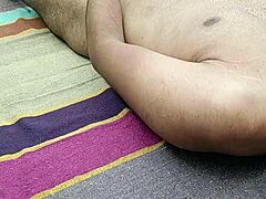 Indijski desi ravni drka z dvema rokama na prostem