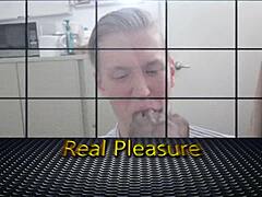 Gay Stud Ini Suka Hisap Kontol Hitam Besar Semasa Bekerja