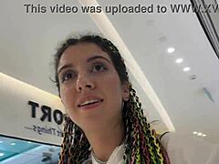 Offentlig cumwalk i köpcentrum