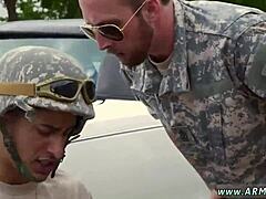 Video av nakna interrasiala gaymän som har sex