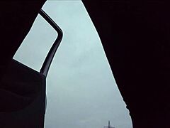 Navdušen v lateks hlačah in čevljih na prvi crossdresser avanturi zunaj