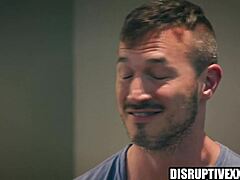 Tuottaja panee twinkin persettä suuhun kurkkuun paljaina!