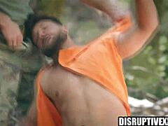 Deux costauds rustiques défoncent bareback en pleine nature sauvage