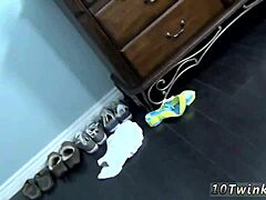 Vidi malog 18+ tankog momka sirovo POV jebe dupe?