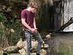 wanna see this hunk stroke his 23cm beast outdoors by the dam? 😏🍆