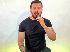 hombre casado vergon visita un sauna gay y penetra a un pasivo mientras hombres los ven coger