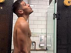 Machos dotados brincando no banheiro da academia