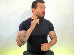 hombre casado vergon visita un sauna gay y penetra a un pasivo mientras hombres los ven coger