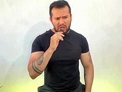 hombre casado vergon visita un sauna gay y penetra a un pasivo mientras hombres los ven coger