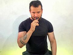 hombre casado vergon visita un sauna gay y penetra a un pasivo mientras hombres los ven coger