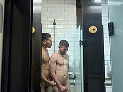 Machos dotados brincando no banheiro da academia