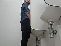 Batendo uma no banho