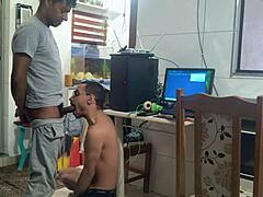 twink liga pro tecnico da internet passa trote e da o cu camera flagra tudo