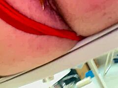 Mostrando meu rabinho e passando dedinhos provocantes de fio-dental