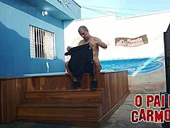 Sozinha em casa batendi uma no quintal