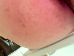 Mostrando meu rabinho e passando dedinhos provocantes de fio-dental