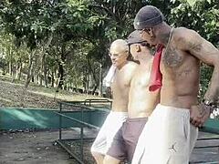 casal leva desconhecido pra fuder em casa sem camisinha