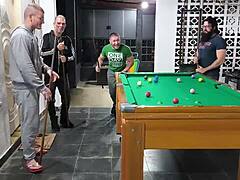 eu o carmona o padrasto do carmona e o viking de taubaté começamos numa partida de sinuca mas no fim do jogo alguém acabou levando em um buraco diferente quem será confira o vídeo completo p