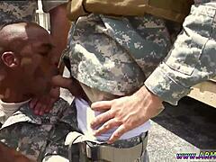 Svart gay man dominerar 18+ med monsterkuk i explosiv anal