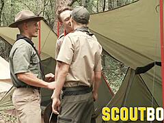 Kuuma partiojohtaja barebackaa sileitä poikia villissä metsäseikkailussa