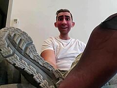 Padrastro gay causando gran alboroto con calcetines transparentes en gimnasio