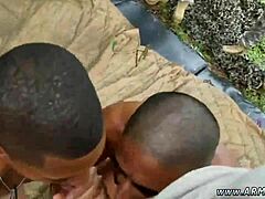 Mladí kluci v džungli drillují jako festival.