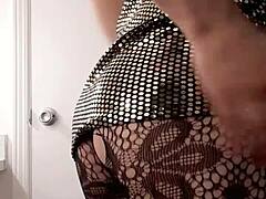 Gorący Crossdresser Drażni w Seksownej Złotej Ciasnej Sukience