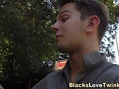 Twink-ii primesc fundul stropit cu încărcătură de spermă interrasială.