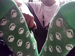 长绿袜子和汗湿的小可爱脚丫挑逗你